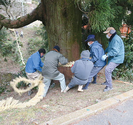 八幡神社の勧請縄かけ